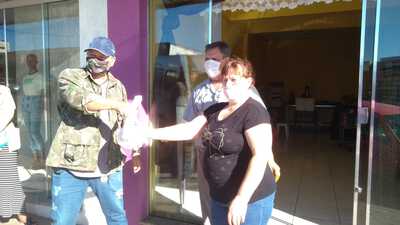 Casa do Morango e Pesqueiro JC doam kits de peixes para famÃ­lias carentes de Laranjeiras